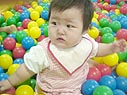 ボールのプールにご満悦