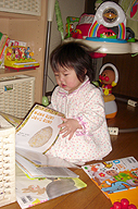 一人で絵本読んでるよ