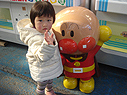 アンパンマンの肩を抱きながら…