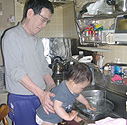じーちゃんと水道水で遊ぶ