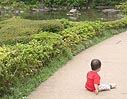 庭園で一人たたずむ…