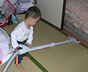 掃除機で吸い込む息子