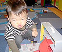 すごい顔で遊んでる…