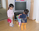 椅子を運んで…運送屋さんごっこ?