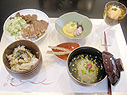 さよりの糸造り、牛タン味噌漬け、浅利とじゃこの寿司、焼き新玉葱の葛汁
