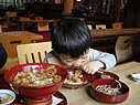 蕎麦と天丼をむさぼり食う男