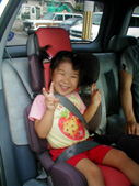 新しく買ったジュニアーシート。「大人みたいなベルトや!」と大喜びのチッチ。 新しく買ったジュニアーシート。「大人みたいなベルトや!」と大喜びのチッチ。