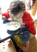 手づかみで食べるのが楽しい(時に足も使う?) 手づかみで食べるのが楽しい(時に足も使う?)