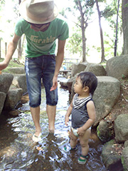 パパと小川遊びです