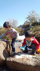 残った雪で遊んでます