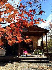紅葉が見事！軽井沢のキャンプコテージ