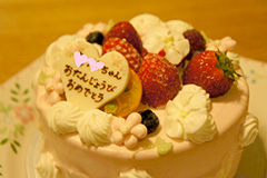 Uくんの1歳の時と同じくanniversaryのケーキでお祝いしました☆