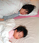 同じ寝姿の母子 同じ寝姿の母子