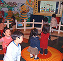 テレビに見入る テレビに見入る